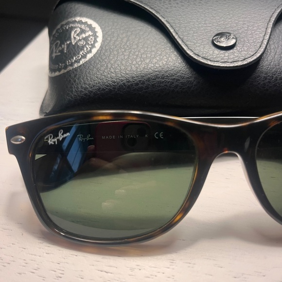 Ray-Ban Wayfarer Classic Sunglasses - Picture 4 of 7